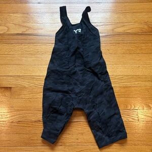 TYR Venzo Tech Suit Closed Back